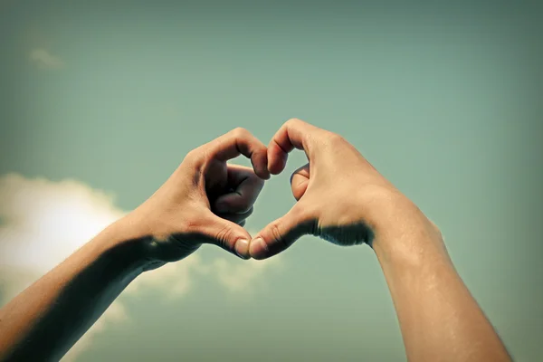 Manos en forma de corazón — Foto de Stock