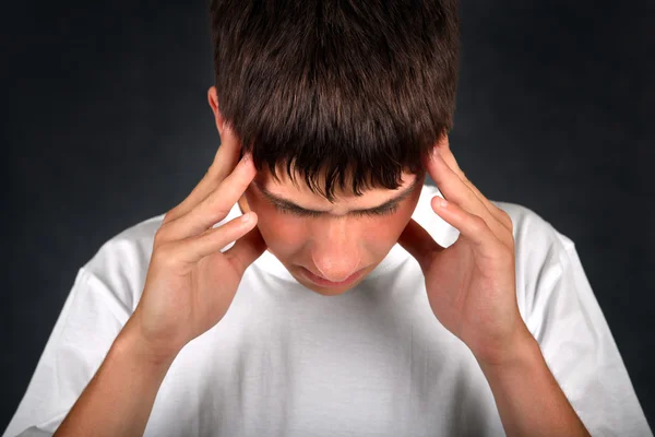 Jonge man voelt hoofdpijn — Stockfoto