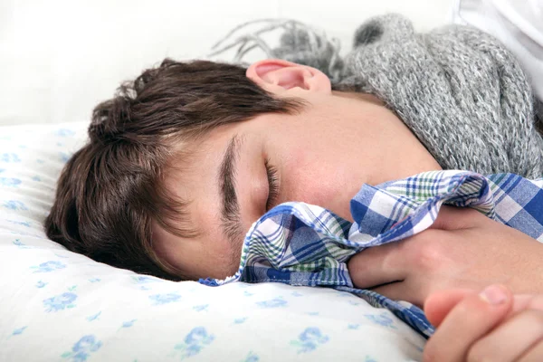 Enfermo adolescente duerme — Foto de Stock
