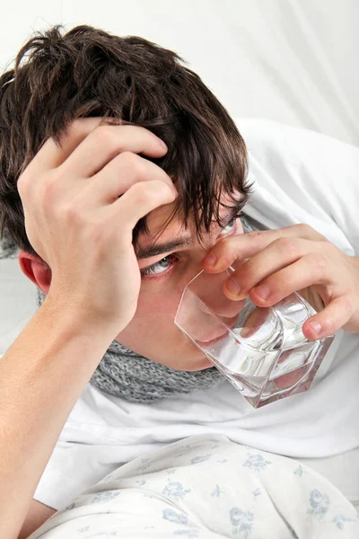 Adolescente con bevande influenzali Acqua — Foto Stock