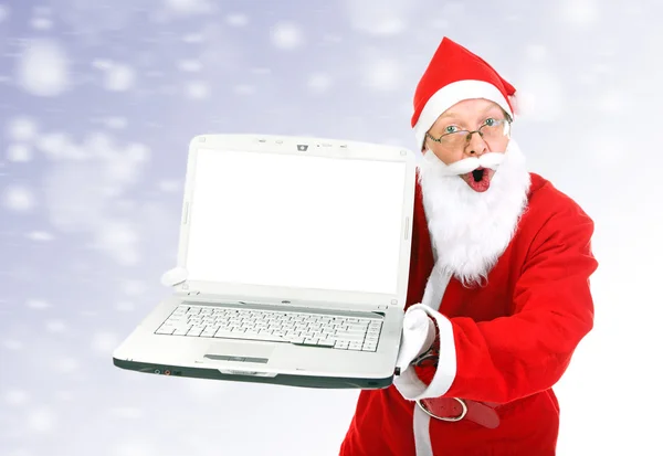 Förvånad jultomte med laptop — Stockfoto