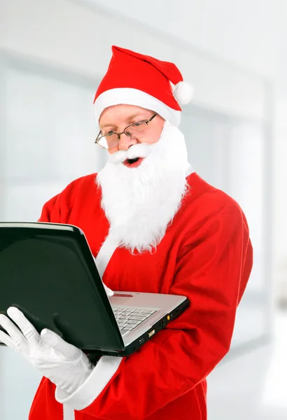 Jultomten med laptop — Stockfoto