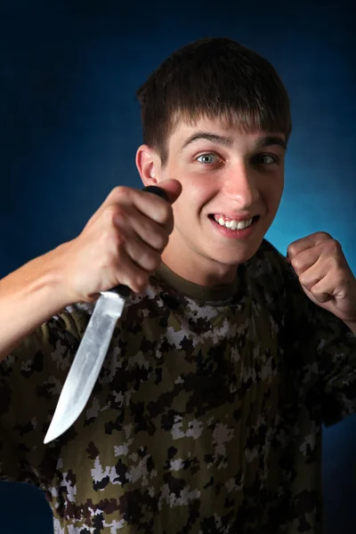 Adolescent en colère avec couteau — Photo