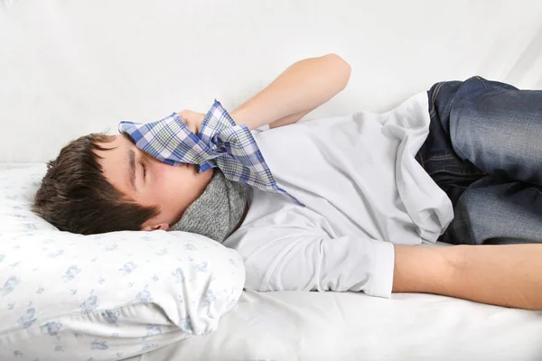 Joven con gripe — Foto de Stock