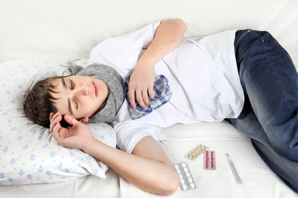 Joven con gripe — Foto de Stock