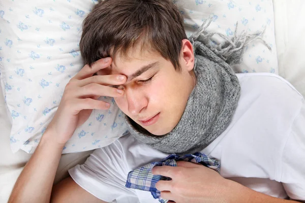 Kranker junger Mann spürt Kopfschmerzen — Stockfoto
