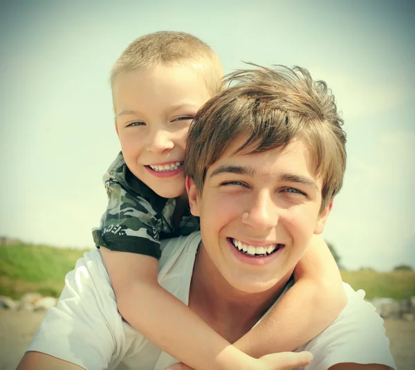 Felices hermanos al aire libre — Foto de Stock