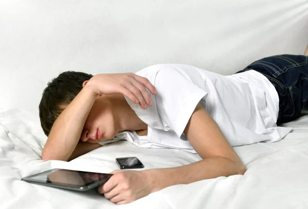 Молодой человек спит с планшетным компьютером — стоковое фото