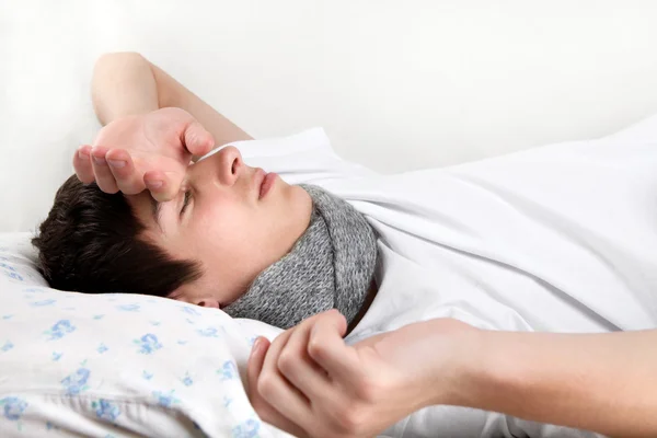 睡眠病気の若い男 — ストック写真