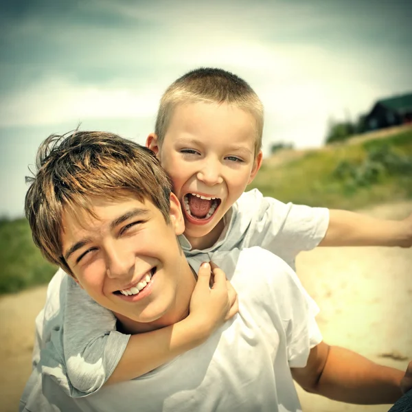 Gelukkig broers portret — Stockfoto