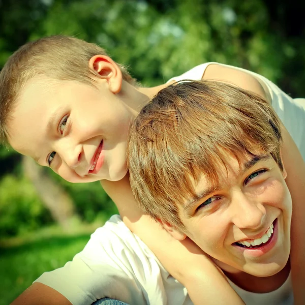 Feliz retrato de hermanos —  Fotos de Stock