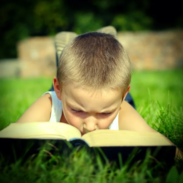 Niño lee un libro — Foto de Stock