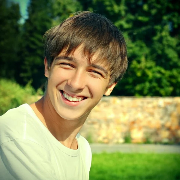 Adolescente feliz ao ar livre — Fotografia de Stock