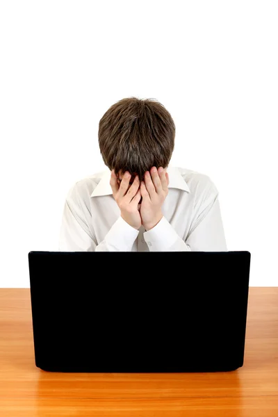 Adolescente triste com laptop — Fotografia de Stock