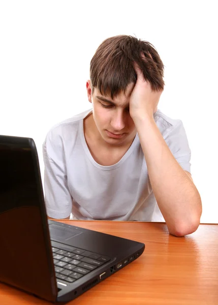 Adolescente triste com laptop — Fotografia de Stock