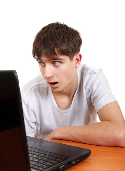 Dizüstü bilgisayar ile sürpriz genç — Stok fotoğraf