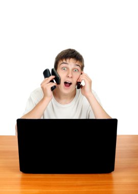 genç üç cep telefonu ile