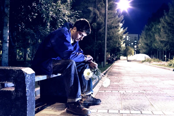 Smutna i samotna nastolatka — Zdjęcie stockowe