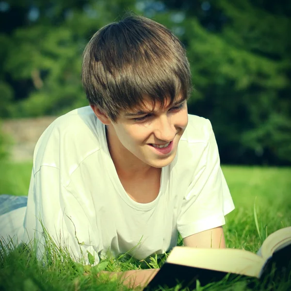 Nastolatek czyta książkę — Zdjęcie stockowe