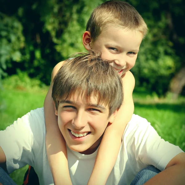 Šťastný teenager a dítě — Stock fotografie