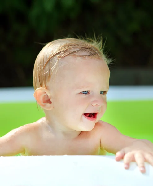 池中的男婴 — 图库照片