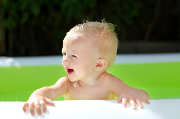 Menino na piscina — Fotografia de Stock