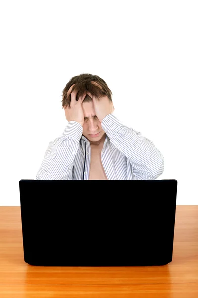 Dizüstü bilgisayar ile üzgün bir adam — Stok fotoğraf