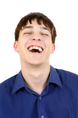 Genç adam gülüyor.