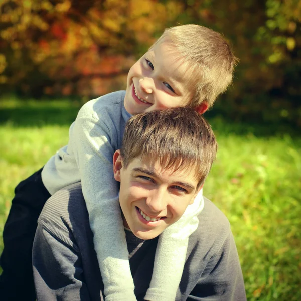 Feliz adolescente y niño — Foto de Stock