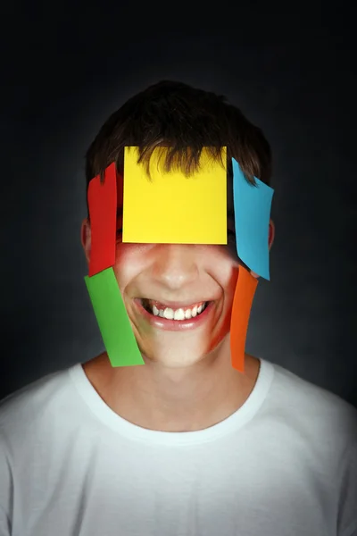 Mann mit buntem Papier im Gesicht — Stockfoto
