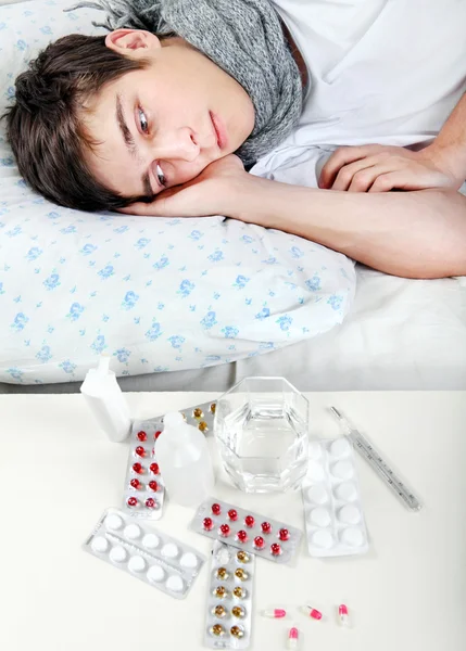 Joven enfermo con gripe — Foto de Stock