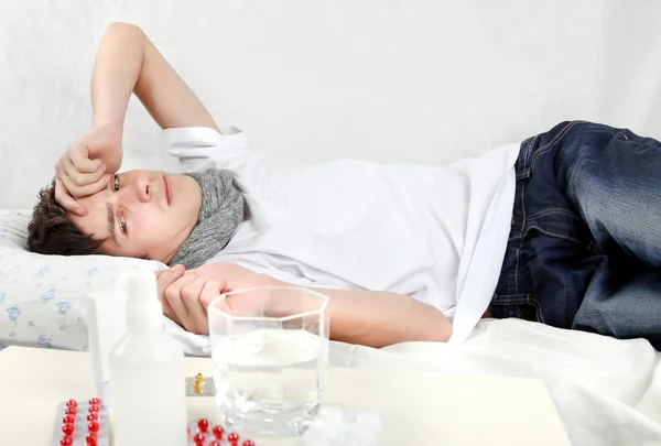 Jeune homme malade avec la grippe — Photo