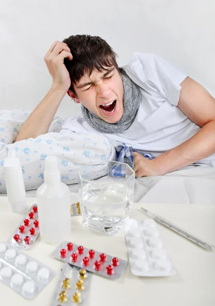 Joven enfermo con gripe — Foto de Stock