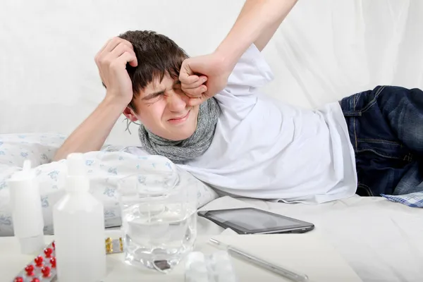 Ziek jongeman met griep — Stockfoto