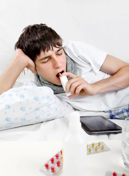 Joven enfermo con gripe —  Fotos de Stock