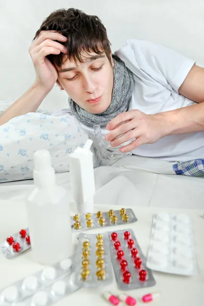 Joven enfermo con gripe — Foto de Stock