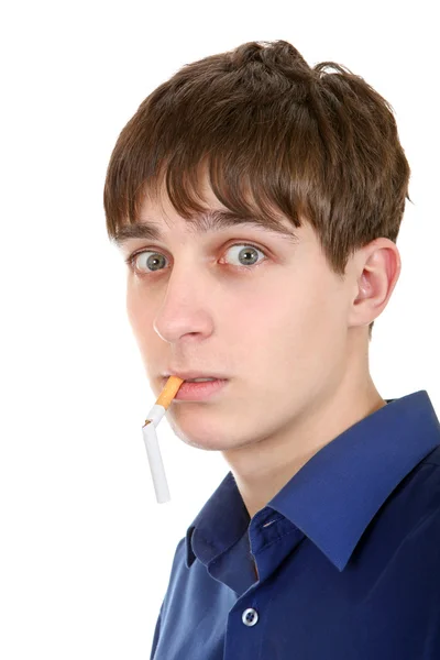 Adolescente con cigarrillo roto — Foto de Stock