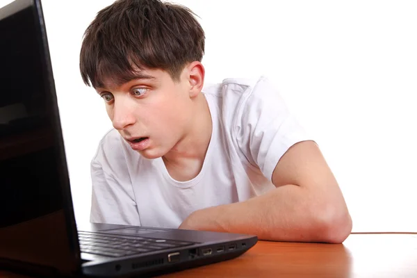 Verrast tiener met laptop Rechtenvrije Stockfoto's