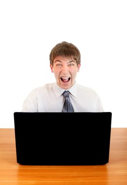 laptop arkasında öfkeli genç