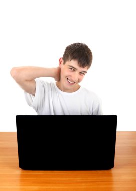 laptop arkasında genç