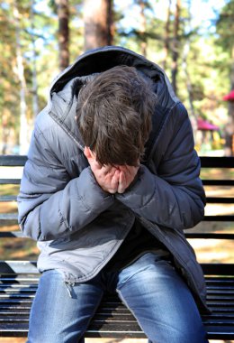 üzgün bir genç adam açık