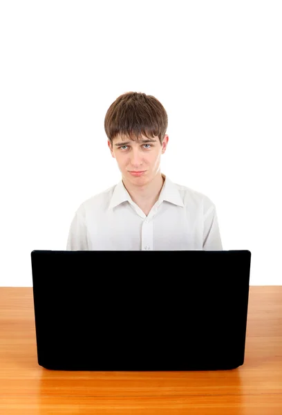 Triest tiener achter laptop — Stockfoto