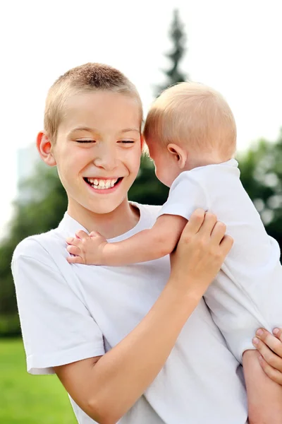 Glückliche kleine Brüder im Freien — Stockfoto