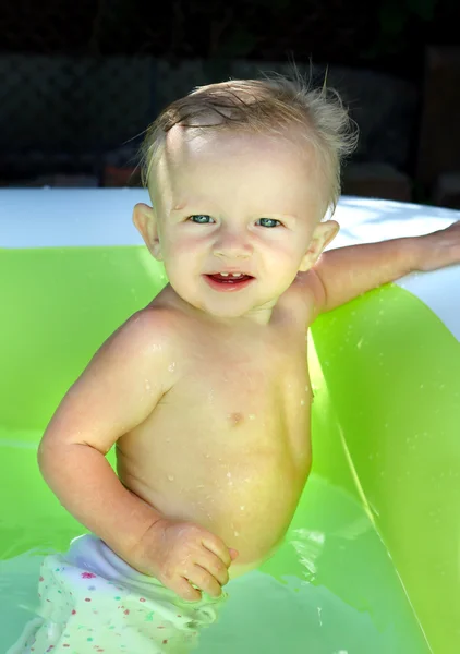 Menino na piscina — Fotografia de Stock