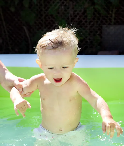 Junge im Pool — Stockfoto