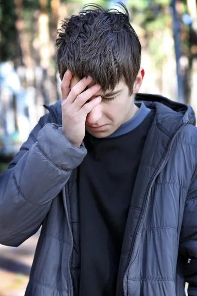 Üzgün bir genç adam açık — Stok fotoğraf