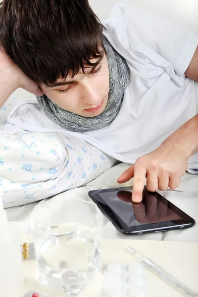 Tablet ile hasta genç adam — Stok fotoğraf
