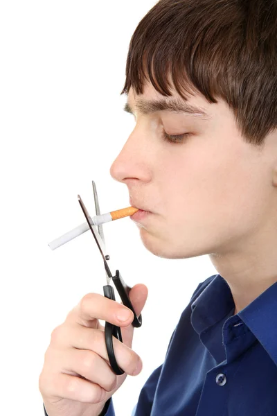 Підліток ріже сигарету — стокове фото