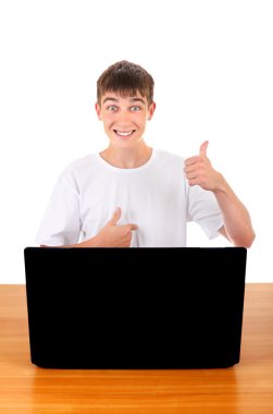 laptop arkasında mutlu genç