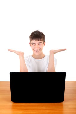 laptop arkasında mutlu genç